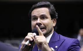 Alberto Neto endurece lei e fecha brecha que beneficiava pedófilos