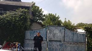 Procurorii au verificat cimitirul din caracal conform antena 3, a apărut ipoteza conform căreia dincă și presupușii săi complici au scormonit în mormintele familiei acestuia, pentru a planta oase în butoi și pentru a conduce anchetatorii pe o pistă falsă. Pete De Sange Si Fragmente De Oase GÄƒsite La LocuinÅ£a Suspectului In Cazul Caracal Gheorghe DincÄƒ AgenÈ›ia De PresÄƒ Rador