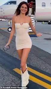 The model, 25, has been linked to a number of high. Kendall Jenner Dons Date Night Look To Grab Dinner With Beau Devin Booker In West Hollywood Daily Mail Online