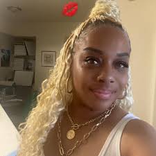 Who can recommend a baker for a custom birthday cake in Arizona?