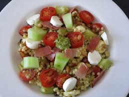 Salade De Pates Concombre Tomates Mozza Jambon Cru Foret Noir Pignons De Pin Grilles Et Pesto En Guise De Sauce Cuisine Salade De Pates Jambon Cru