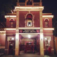 Disneyland Fire Station Via Beci Mahnken Disneyland Disneyland California Disney World