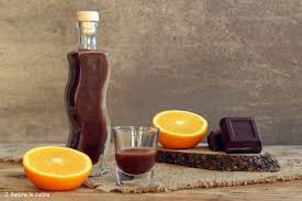 Cointreau liquore aromatizzato all'arancia, facile da fare in casa si differenzia dal nostro arancello per l'uso della tecnica della sospensione. Liquore Al Cioccolato Fondente E Arancia 2 Amiche In Cucina