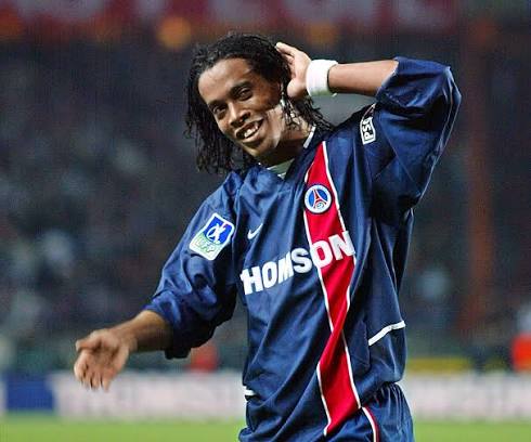 Foot - ⬇️ PSG - Ronaldinho : une love story contrariée. ⬇️ Ronaldinho ne  laissait pas indifférent avec son football de génie, ses folies nocturnes  et son sourire de gamin. ➡ Chronique