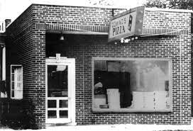 In 1960 Tom Monaghan And His Brother James Purchased Dominick S A Small Pizza Store In Ypsilanti Michigan In 1967 The First Domino S Pizza Franchise Store