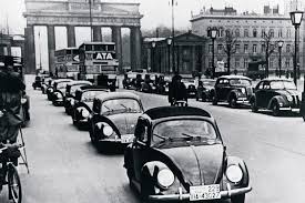 Nothing like the smell of race gas and the sound of whistling turbos on the four strokes and high revving crackling two strokes making big power at insane rpm's. Volkswagen Kafer Modellprasentation Als Kdf Wagen In Berlin 1939 Foto Kdf Wagen Vw Kafer Porsche Oldtimer
