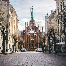 Riga es la capital de letonia, una ciudad de lo más tranquila y coqueta.en riga hay una marcada diferencia entre el centro de la ciudad, que está lleno de chicas despampanantes que caminan en tacones por las adoquinadas calles, y las afueras, llenas de edificios descuidados y aparentemente deshabitados. 100 Riga Latvia Ideas In 2021 Riga Latvia Riga Latvia