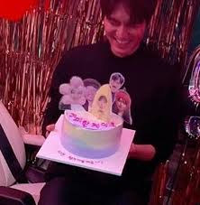 June 22nd is current hallyu superstar lee min ho's birthday, with the young man turning all of 28 years old in western years and 29 in korean age counting schema. Niaå¼€ On Twitter ê¸°ë¯¸í•œ ì¼€ì´í¬ Is Written On The Cake That Lee Minho Is Holding Hahaha ê¸°ë¯¸í•œ ì¼€ì´í¬ Tasted Cake Lmh S Staff Sense Of Humor Tho Https T Co Ricozbhy0p