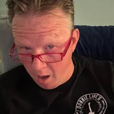 how to keep audience interested as a one man band using tracks?