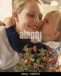 La festa della mamma, filiale, fiori, dare, Kiss, ritratto, all'interno, a  casa, ragazze, bouquet, mazzo di rose, rose, tuning, gioia, per favore,  armonia, abbraccio, abbraccio, tenerezza, affettuosamente, Kiss, singole,  singole Foto stock -
