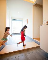 設計士きりちゃんさんはinstagramを利用しています 玄関土間に渡り廊下 子供はこういうの好きですよね グランハウス 設計事務所 岐阜 住宅設計 玄関 玄関土間 土間 土間のある家 渡り廊下 すのこ おしゃれな家 おしゃれハウス 家づくり 広い玄関 玄関タイル