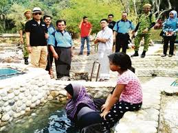 The hot springs with the river in the background: Naik Taraf Pusat Rekreasi Mohamed Nazri Kiri Turut Berkesempatan Melawat Kolam Air Panas Semulajadi Di Lubuk Timah Hot Spring Ipoh Couple Photos Couples