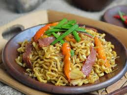 Menurut chef stefu, masih banyak orang yang kurang memperhatikan petunjuk masak yang tersedia di belakang kemasan mi, khususnya mi instan. Cara Membuat Mie Goreng Pedas Dengan Bumbu Sederhana