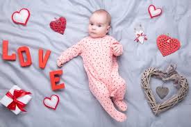 Imagen Del Dia De San Valentin Con Las Ninas En Gris Vista Superior Foto Premium