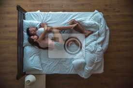 Encuentra fotos de stock perfectas e imágenes editoriales de noticias sobre frau bett en getty explora 285 fotografías e imágenes de stock sobre frau bett o realiza una nueva búsqueda para. Die Frau Umarmt Einen Mann Auf Dem Bett Abendnachtzeit Sicht Fototapete Fototapeten Appartment Krankenbett Legen Myloview De