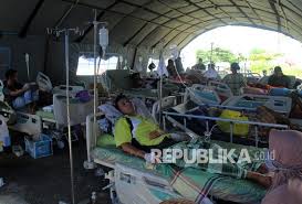 An earthquake struck majene regency in the province of west sulawesi, on the indonesian island of sulawesi on 15 january 2021, at 02:28 wita (18:28 utc), with a moment magnitude of 6.2. Korban Gempa Mamuju Dirawat Di Rumah Sakit Republika Online