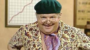 Benny Hill, el millonario que remendaba su ropa, compraba ofertas en el  súper y murió solo en su piso alquilado | Celebrities