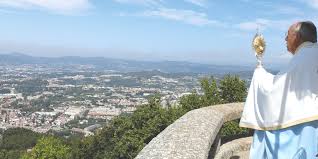 ɡimɐˈɾɐ̃jʃ (listen)) is a city and municipality located in northern portugal, in the district of braga. Pag Inicial Penha Guimaraes