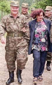 Ihm werden zahlreiche kriegsverbrechen und verbrechen gegen die menschlichkeit während des bosnienkriegs. Ratku Je Pozlilo Od Lazi Novosti Rs