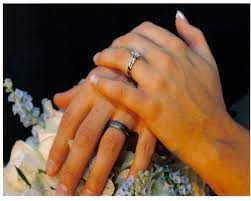 لماذا يلبس خاتم الخطوبة في اليد اليمنى وخاتم الزواج في اليسرى wedding bands diamond wedding bands wedding rings for women