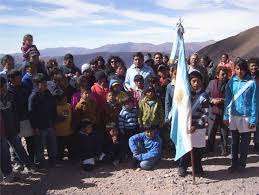 El azul de las montañas y el blanco de la cordillera de los andes crean un marco espectacular que cautiva y deja sin aliento a los espectadores. 20 De Julio Dia De La Bandera Nueva Argentina