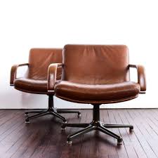 For Sale Set Of 2 Geoffrey Harcourt Model 384 Boardroom Swivel Chairs 1960 S Boardroom Chairs Swivel Chair Chair