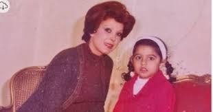 توفيت منذ قليل المنتجة اعتماد خورشيد، عن عمر يناهز الـ 86 عامًا بعد أزمة صحية تعرضت لها ونقلت على أثرها للعناية المركزة وتم وضعها على جهاز تنفس صناعي. Ø±Ø¬Ø§Ø¡ Ø§Ù„Ø¬Ø¯Ø§ÙˆÙ‰ ÙÙ‰ ØµÙˆØ±Ø© Ù†Ø§Ø¯Ø±Ø© Ù…Ø¹ Ø§Ø¨Ù†ØªÙ‡Ø§ Ø£Ù…ÙŠØ±Ø© Ø¨Ù…Ø±Ø­Ù„Ø© Ø§Ù„Ø·ÙÙˆÙ„Ø© Ø§Ù„ÙŠÙˆÙ… Ø§Ù„Ø³Ø§Ø¨Ø¹