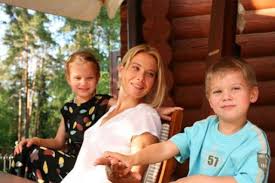 Мария кончаловская после дтп в 2013 году, когда она вместе с родителями и братом отдыхала во франции, получила серьезную травму. Mariya Konchalovskaya Poslednie Novosti Devochku Vyvodyat Iz Komy Odnako Prognoz Neblagopriyatnyj Ej Grozit Tyazhelaya Invalidnost