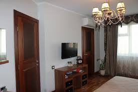 لون الباب 40 صورة ألوان فاتحة شهيرة كابتشينو إيطالية وجوز ميلانو خيارات بلونين داخليين باللونين الأسود والألوان في الداخل