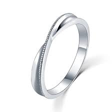 La tradición dictaba que la mujer era la única en llevar anillo de compromiso, pero las costumbres cambian a lo largo de los años y una de las tendencias en crecimiento son los anillos de compromiso para hombres que están eliminando la barrera de genero de esta tradición. Anillo De Compromiso Para Hombre Trenzado Anillos De