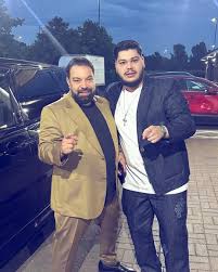 Cine este Roberto, noul iubit al lui Betty Salam! Bărbatul face parte din  formația lui Florin Salam????==> https://knd.ro/4eor