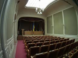 Вона розташована на першому поверсі. Inter Yer Budinku Vchenih Nam Po Dorozi