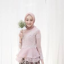 Daftar terlengkap vendor pernikahan di seluruh kota besar indonesia yang dibutuhkan untuk mempersiapkan pesta pernikahan calon pengantin. Model Kebaya Brokat Ini Lagi Banyak Dipakai Ke Kondangan Oleh Hijabers Remaja