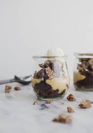 Petits Pots De Brownie Cremeux Au Caramel Croquant Au Chocolat Au Lait Trois Fois Par Jour Recipe Milk Chocolate Brownies Chocolate Brownies Brownies In A Jar