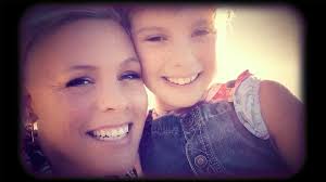 However, it appears that the family dogs are not such fans of p!nk's singing voice, which they make clear by leaving the room. Die 9 Jahrige Willow Sage Hart Landete Mit Cover Me In Sunshine 2021 Einen Hit Im Duett Mit Ihrer Mutter