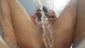 Novinha mijando no espelho