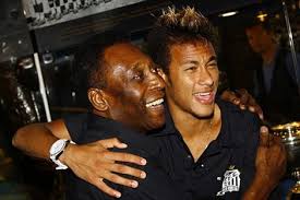 Xuxa estaba perdidamente enamorada de pelé y creía que era el hombre de su vida, pero todo el mundo miraba mal su relación, por los más de 20 años de diferencia entre ambos. Pele Neymar Es Mas Fuerte Que Messi Y El Santos Es Mejor Que El Barcelona Deportes Elmundo Es