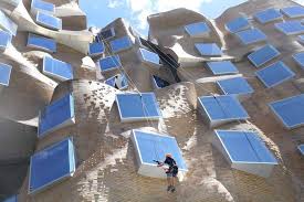 Per il progetto della dr chau chak wing building il team di gehry ha immaginato una sorta di enorme casa sull'albero con una serie di ambienti interconnessi alternati a funzioni dal carattere più. Cleaning The Dr Chau Chak Wing Building Abc News Australian Broadcasting Corporation