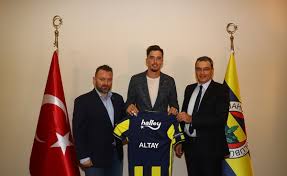İtalya'nın son şampiyonu inter, fenerbahçe'ye altay bayındır için ilgi mektubu gönderdi ve bonservis sordu. Altay Bayindir Fenerbahce Ile Anlasti