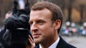 Plusieurs personnes sont rassemblées derrière les barrières de sécurité. Emmanuel Macron Partage Ses Ambitions Pour Les Francais De L Etranger French Morning Us