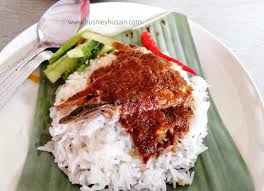 Kisah ni berlaku pada masa aku sekolah dulu.masa tu aku bekerja sebagai pembantu gerai makan seorang makcik. Nasi Dagang Kak Jah Jalan Pasir Panjang Kuala Terengganu Husniey Husain