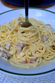 Până fierb pastele sunt gata și celălalte ingrediente, exact ca în rețeta de paste cu șuncă și sos cremos (rețeta aici), pieptul de pui cu sos marinara (rețeta aici) sau pastele cu ciuperci și sos de smântână (rețeta. Spaghete Cu Bacon Si Sos De Smantana Food Healty Food Food And Drink