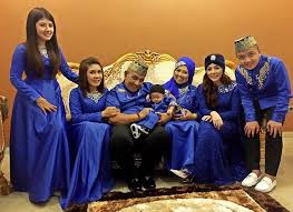 Biasanya kalau baju lebaran aku bikin sendiri karena istriku kan kerja di fashion juga, sambungnya. Seragam Lebaran Keluarga Artis