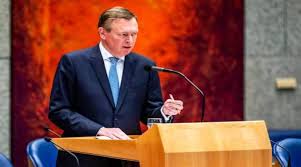 De vijftien nieuwe ministers legden de eed of belofte als eersten af, daarna volgden de acht staatssecretarissen. Voorburgs Dagblad Bruins Is De Vierde Die Kabinet Rutte Iii Verliest