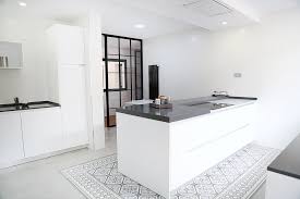 Mejores tableros de línea 3 cocinas. Cocina Blanca Muy Espaciosa Con Desayunador Y Lavadero Linea 3 Cocinas