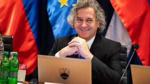 Njej predsednik vlade Robert Golob ...