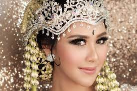 Untuk lebih lengkapnya silahkan hubungi crew kami di 08985525525. 5 Riasan Pengantin Adat Sunda Yang Memiliki Makna Sakral