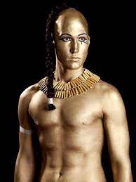 The common men used to adapt this style whereas the kings and the ones who had high status in society had long and elaborate wigs. Lock Of Horus Hair Style Worn By The Pharaoh S Son Egyptian Makeup Egyptian Hairstyles Egypt Makeup