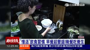 所幸這十年來，標靶藥物推陳出新，將肺腺癌的治療推進了一大步，而這幾年免疫療法的進步，也讓肺腺癌的治療有了新的曙光。 2016年，衛福部核准了2款免疫藥物的藥證，為病人帶來一線契機。 不過，藥物的進步是否等於治癒率的提升呢？ 面對難治的癌症，究竟哪些療法是最好的？ 以下請專家. é™³ä½©çªæŠ—ç™Œæœ‰ä¸€å¥— å€'ä¸‰è§'åƒé£¯æ³• ä¸‰ç«‹æ–°èžå° Youtube