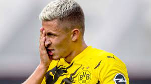 Eden hazard and brothers thorgan and kylian have found a new way to occupy some of their time as they fight off the boredom of the. Thorgan Hazard Bvb Verletzt Borussia Dortmund Lange Ohne Belgier Bvb 09